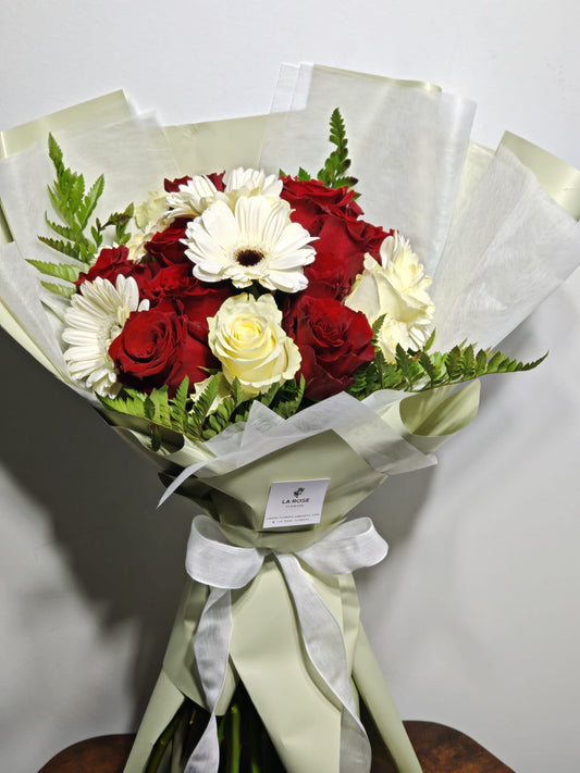 Bouquet roses blanches/rouges, gerberas blancs - La Rose Flowers Mulhouse 68