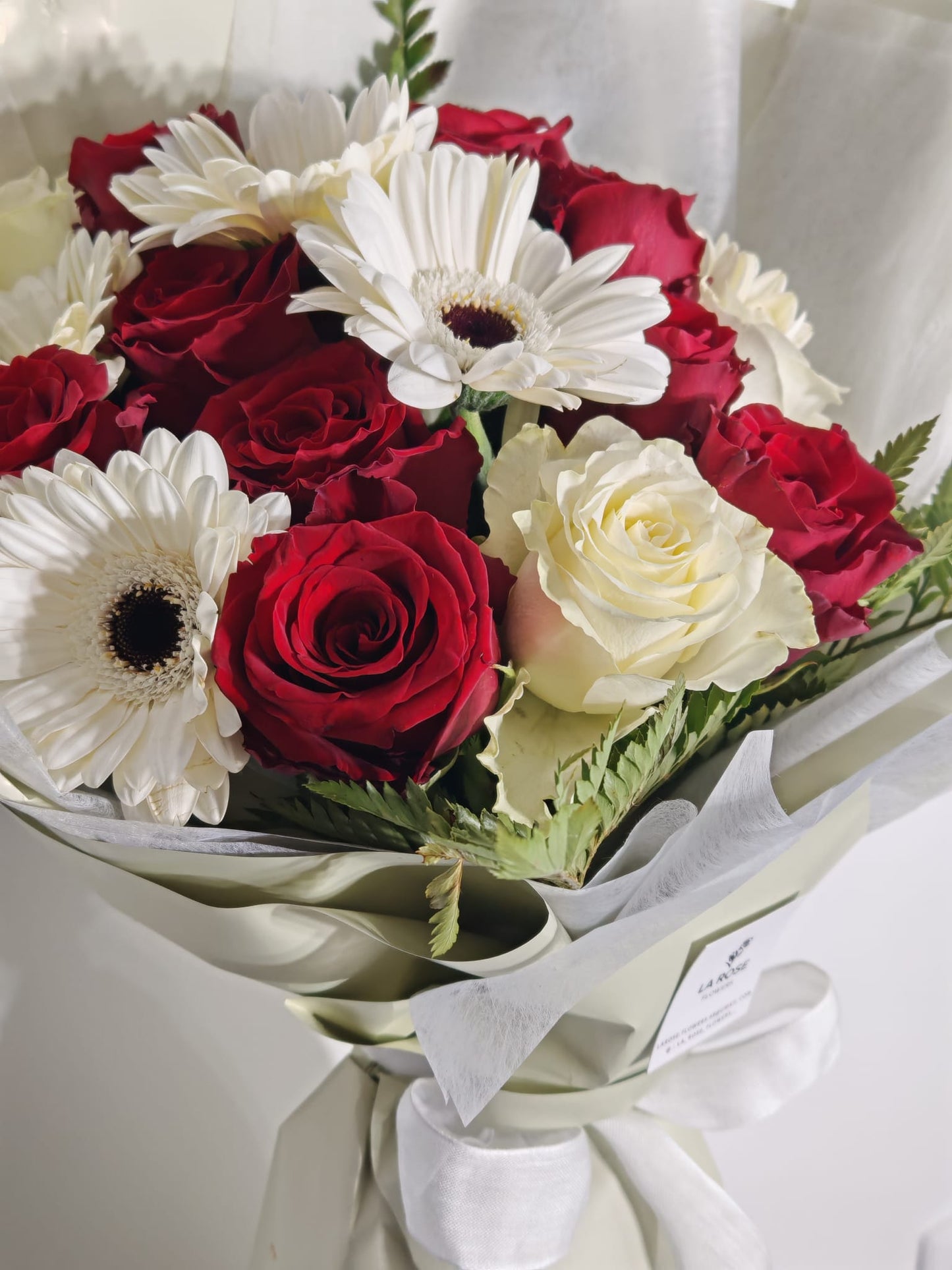 Bouquet roses blanches/rouges, gerberas blancs - La Rose Flowers Mulhouse 68